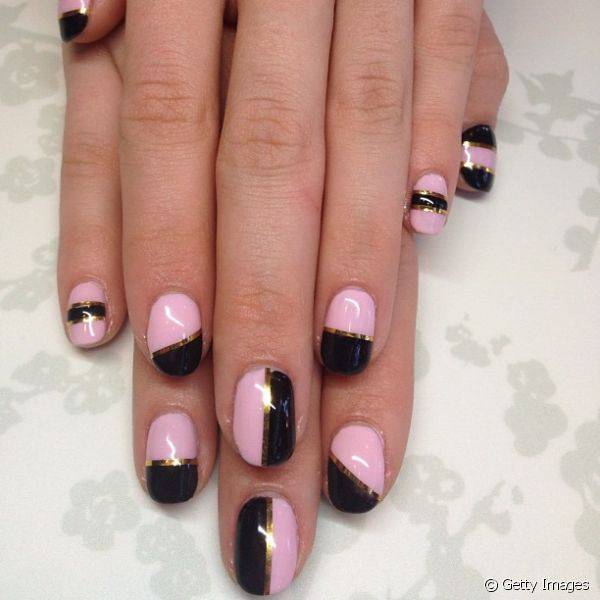Blair tamb?m investe em nail arts mais sofisticadas como esse modelo em preto e rosa que ganhou linhas douradas